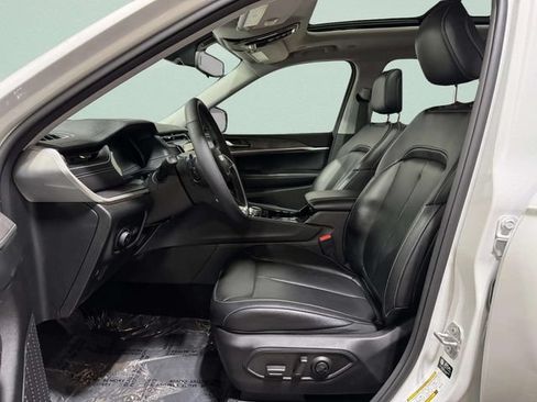 Used 2023 Jeep Grand Cherokee L Limited AWD/4WD image 25