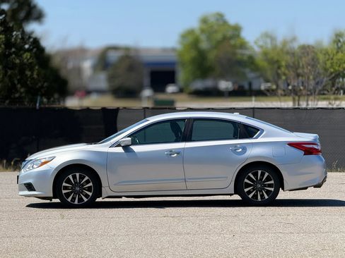 Used 2017 Nissan Altima 2.5 SV image 8