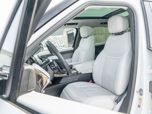 Used 2024 Land Rover Range Rover Sport SE image 19