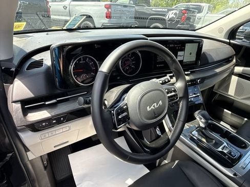 Used 2024 Kia Carnival EX FWD image 10