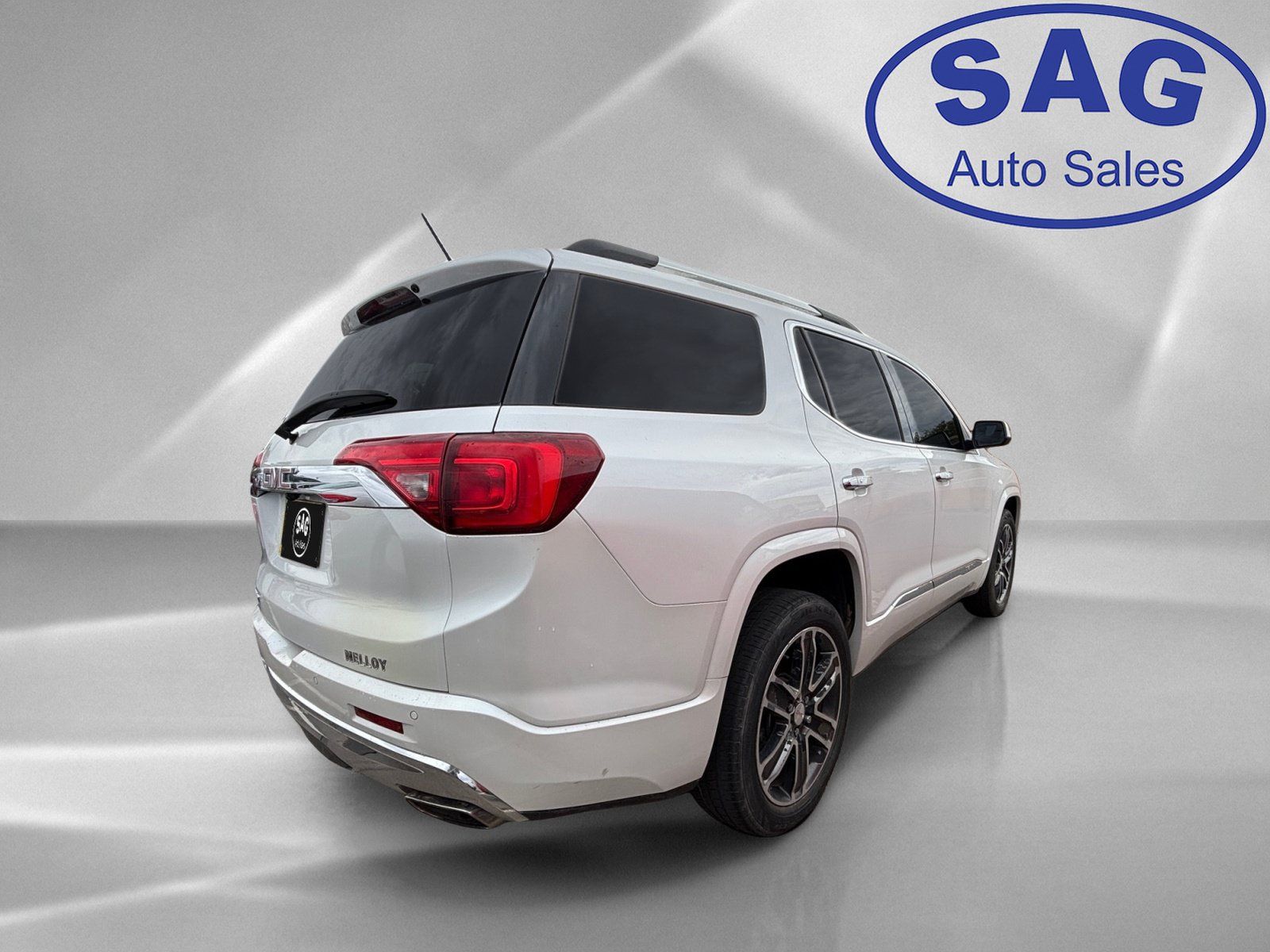 Used 2017 GMC Acadia Denali w/ Technology Package FWD image 3