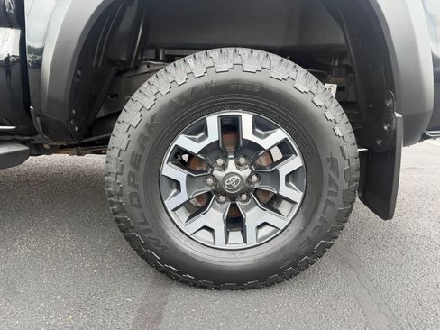 Used 2022 Toyota Tacoma TRD Off-Road AWD/4WD image 9