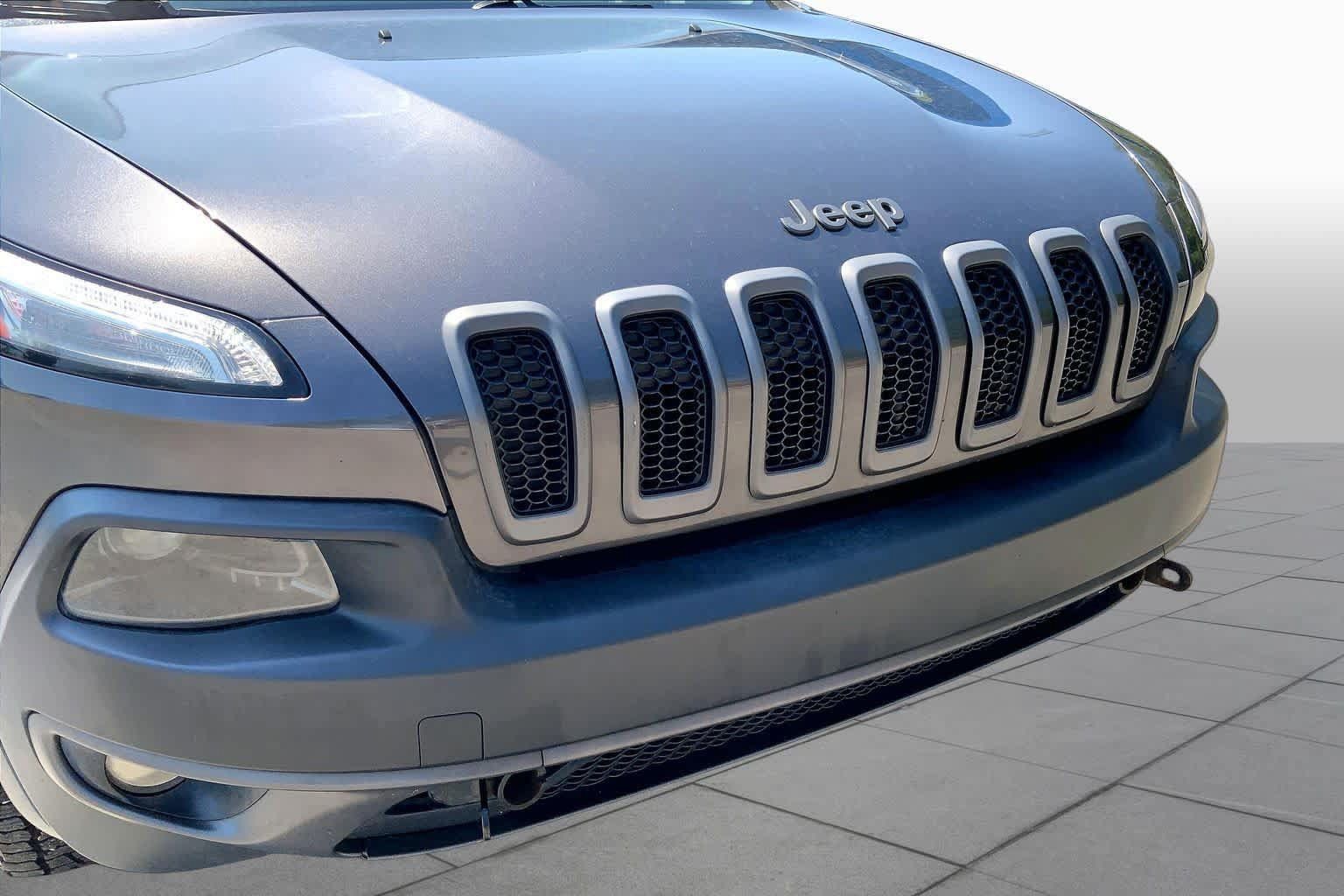 Used 2018 Jeep Cherokee Trailhawk w/ Comfort/Convenience Group AWD/4WD image 30