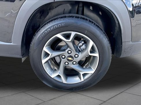 Used 2025 Chevrolet Trax LT w/ LT Convenience Package FWD image 11