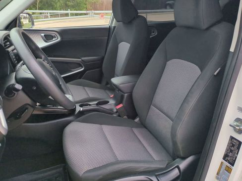 Used 2022 Kia Soul LX FWD image 17