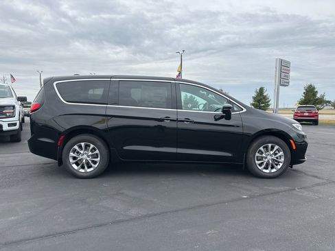 New 2026 Chrysler Pacifica Select image 3