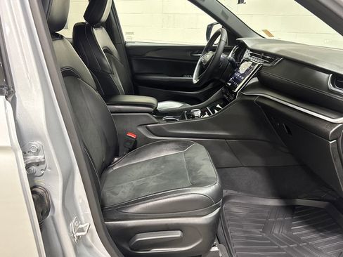 Used 2025 Jeep Grand Cherokee Altitude image 29