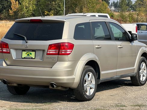 Used 2009 Dodge Journey SXT w/ Flexible Seating Group image 4