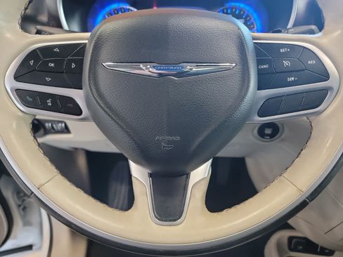 Used 2020 Chrysler Pacifica Limited FWD image 20