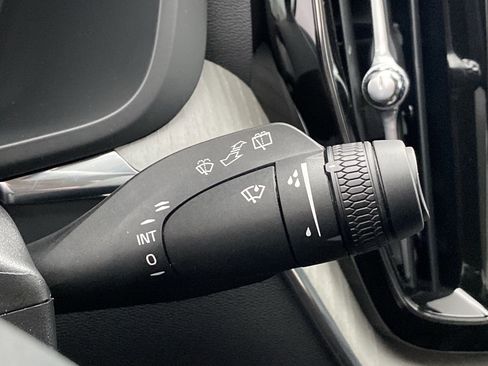 Used 2025 Volvo XC60 B5 Plus image 29