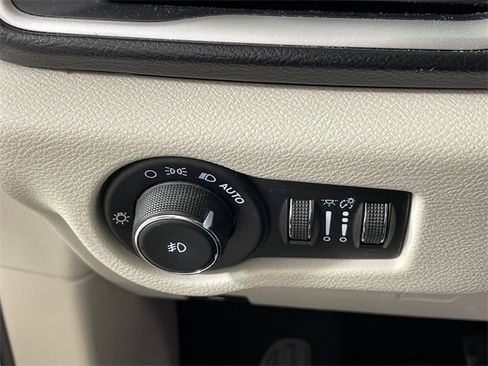 Used 2017 Chrysler Pacifica Touring-L image 10