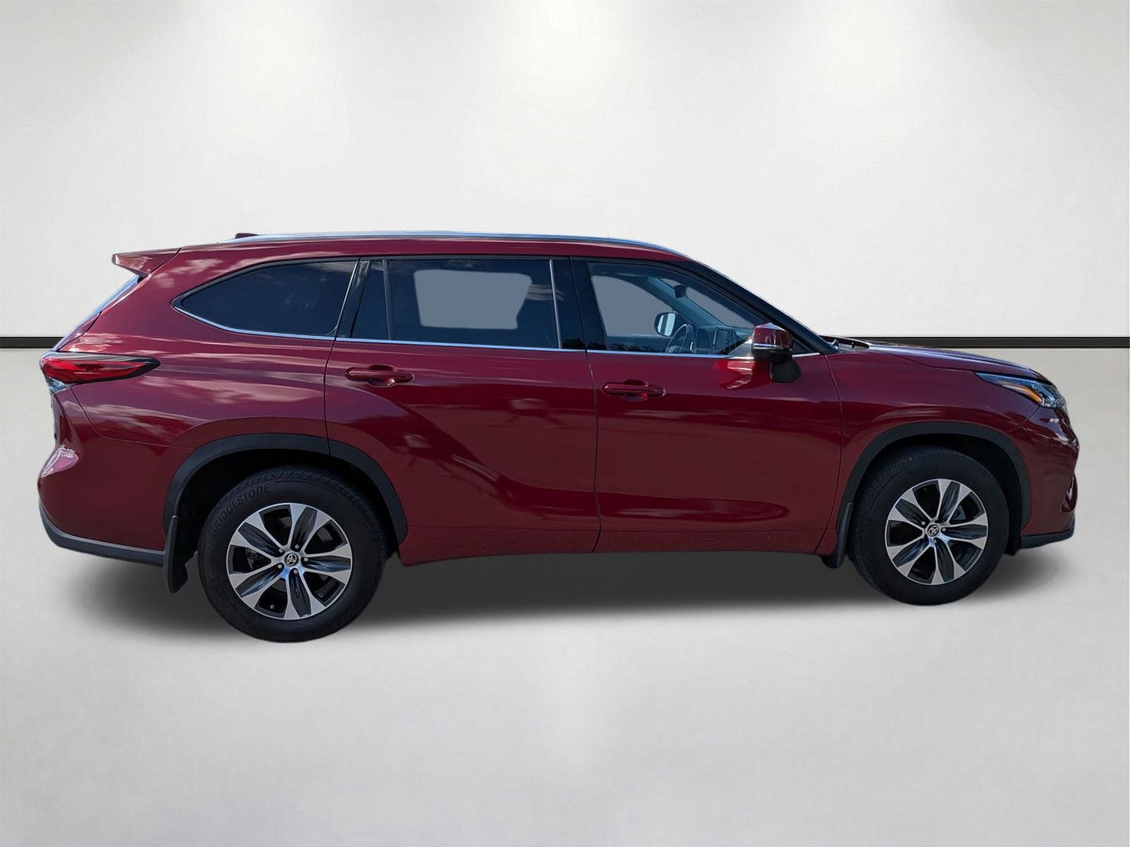 Used 2020 Toyota Highlander XLE AWD/4WD image 3