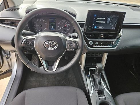 Used 2025 Toyota Corolla Cross LE image 16