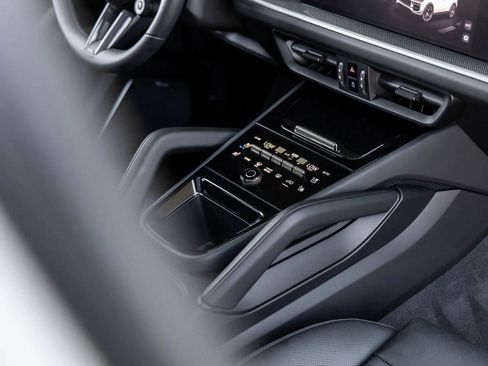 New 2025 Porsche Cayenne Turbo image 87