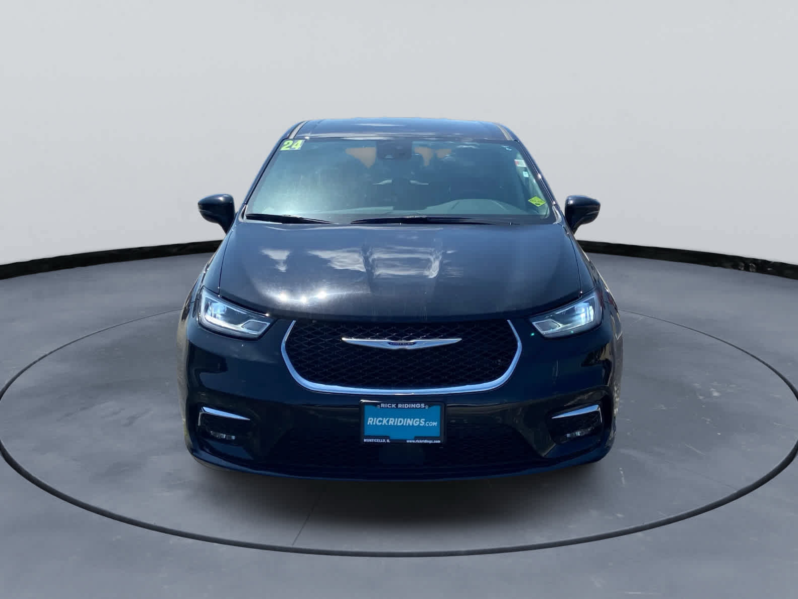 Used 2024 Chrysler Pacifica Touring-L FWD image 8