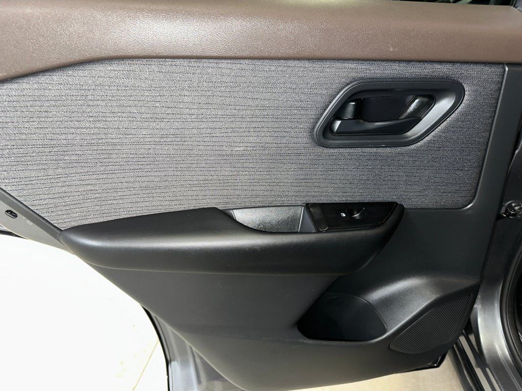 Used 2023 Nissan Rogue S FWD image 16