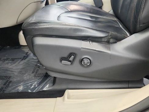 Used 2017 Chrysler Pacifica Touring-L FWD image 19