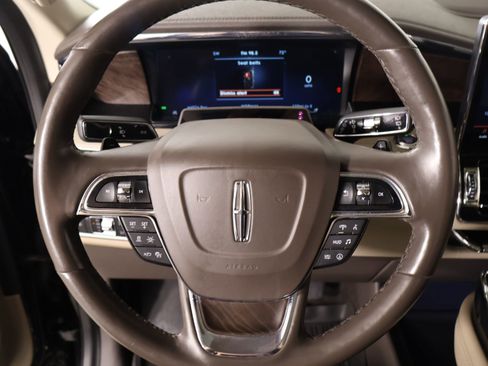 Used 2022 Lincoln Navigator Reserve image 3