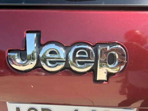 Used 2019 Jeep Cherokee Latitude Plus w/ Comfort/Convenience Group AWD/4WD image 13