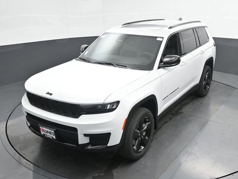 New 2025 Jeep Grand Cherokee L Altitude image 35