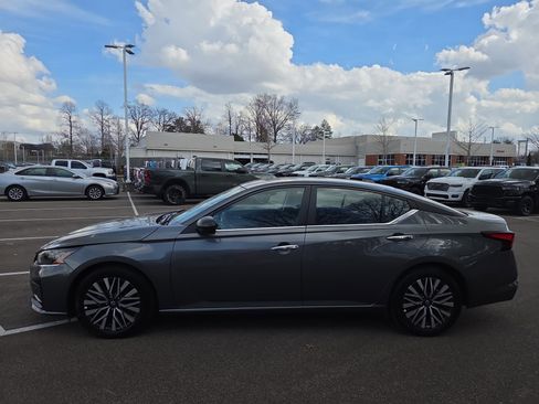 Used 2025 Nissan Altima 2.5 SV image 2