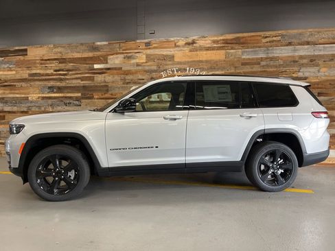 New 2025 Jeep Grand Cherokee L Altitude image 19