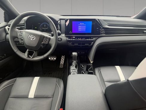 Used 2025 Toyota Camry SE w/ Convenience Package image 12