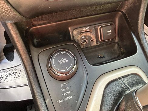 Used 2016 Jeep Cherokee Latitude w/ Cold Weather Group AWD/4WD image 26
