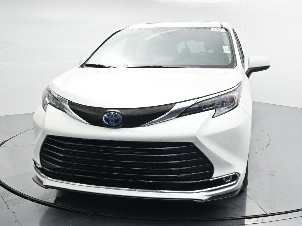 Used 2024 Toyota Sienna XLE FWD image 3