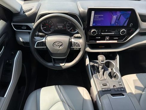 Used 2025 Toyota Highlander XLE AWD/4WD image 18