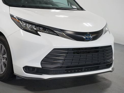 Used 2023 Toyota Sienna LE FWD image 4