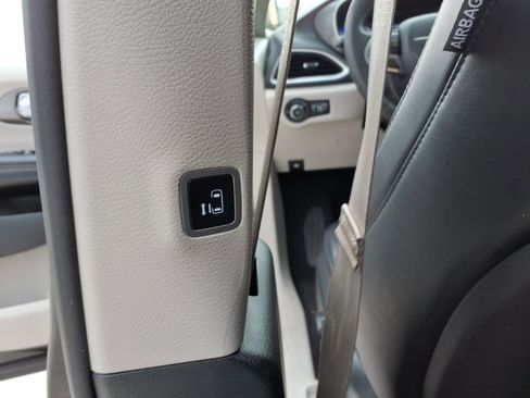 Used 2023 Chrysler Pacifica Touring-L image 15