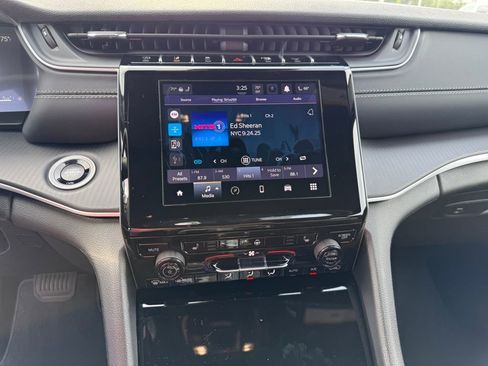 New 2025 Jeep Grand Cherokee Laredo X w/ Luxury Tech Group I image 17