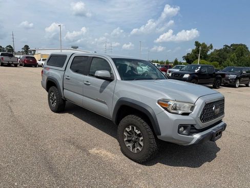 Used 2018 Toyota Tacoma TRD Off-Road AWD/4WD image 1