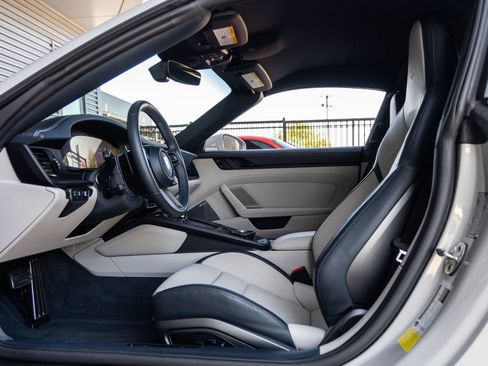 Certified 2025 Porsche 911 Targa 4 GTS AWD/4WD image 33