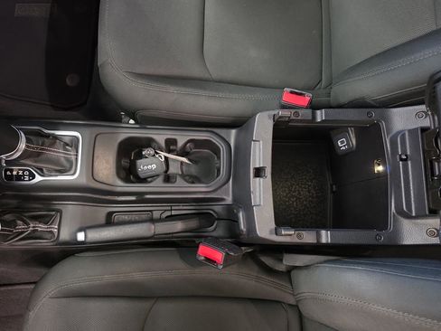 Used 2021 Jeep Wrangler Unlimited Sahara AWD/4WD image 32