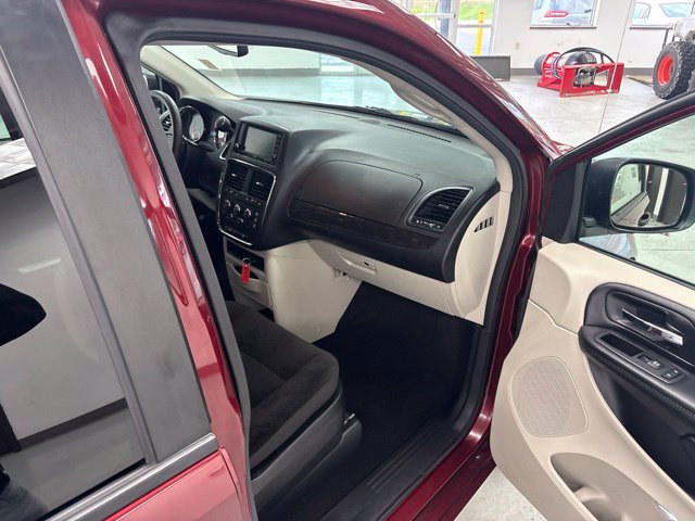 Used 2019 Dodge Grand Caravan SE w/ UConnect Hands-Free Group FWD image 19