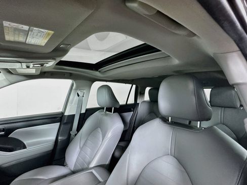Used 2023 Toyota Highlander XLE AWD/4WD image 18