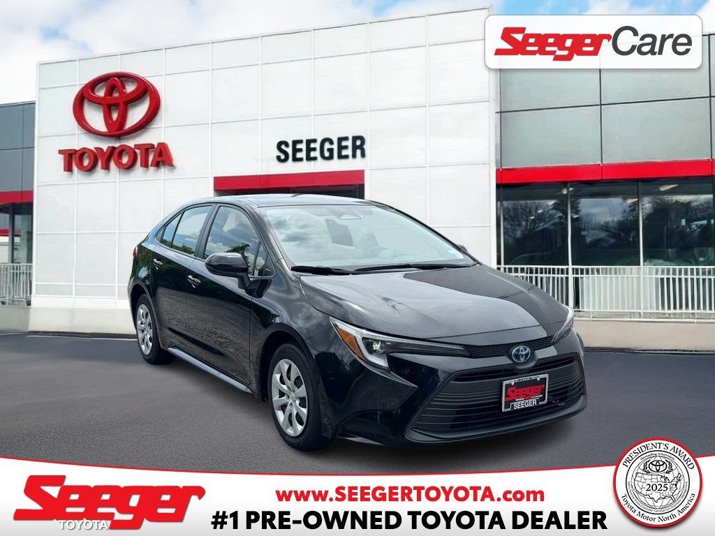 Used 2025 Toyota Corolla LE FWD image 1