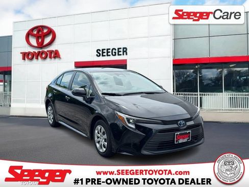 Used 2025 Toyota Corolla LE FWD image 1