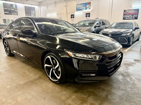 Used 2018 Honda Accord Sport image 3