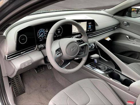 New 2025 Hyundai Elantra SEL image 7