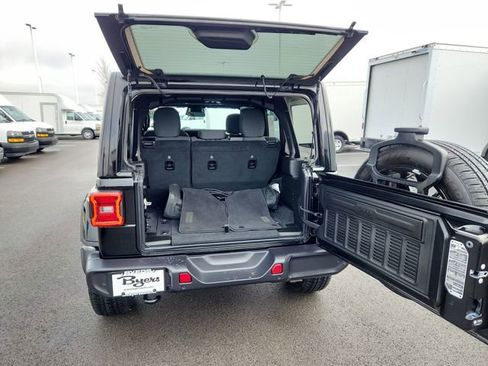 Used 2025 Jeep Wrangler Unlimited Sahara w/ Safety Group image 32