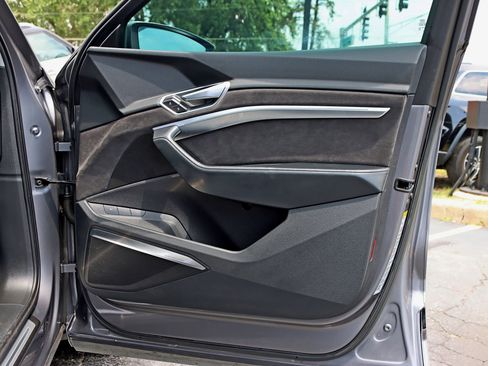 Used 2019 Audi e-tron Prestige w/ Prestige Package image 38