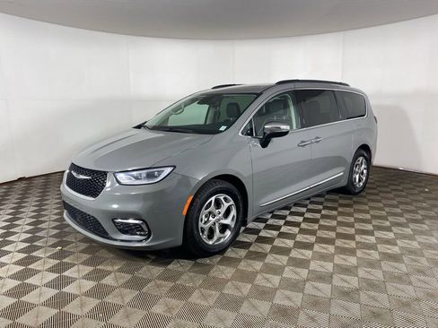 Used 2023 Chrysler Pacifica Limited image 3