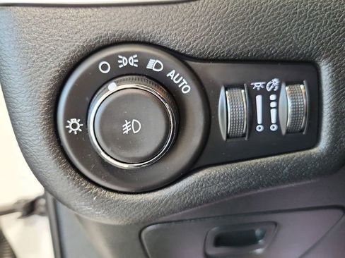 Used 2018 Jeep Cherokee Latitude Plus image 71