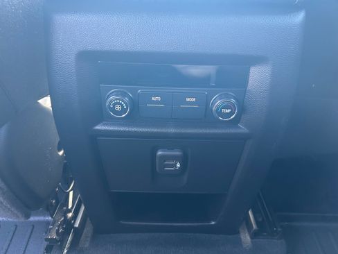 Used 2022 Chevrolet Traverse LT FWD image 32