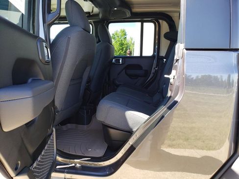 Used 2025 Jeep Gladiator Sport image 9