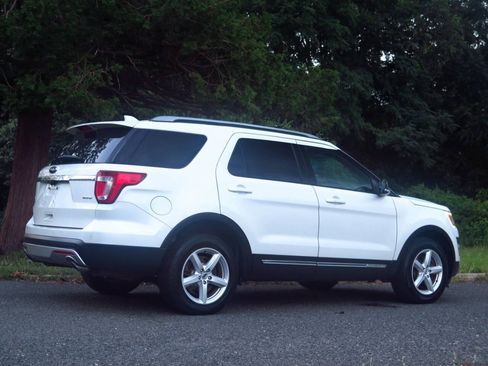 Used 2016 Ford Explorer XLT w/ Equipment Group 202A AWD/4WD image 4