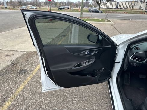 Used 2017 Chevrolet Malibu LT image 28